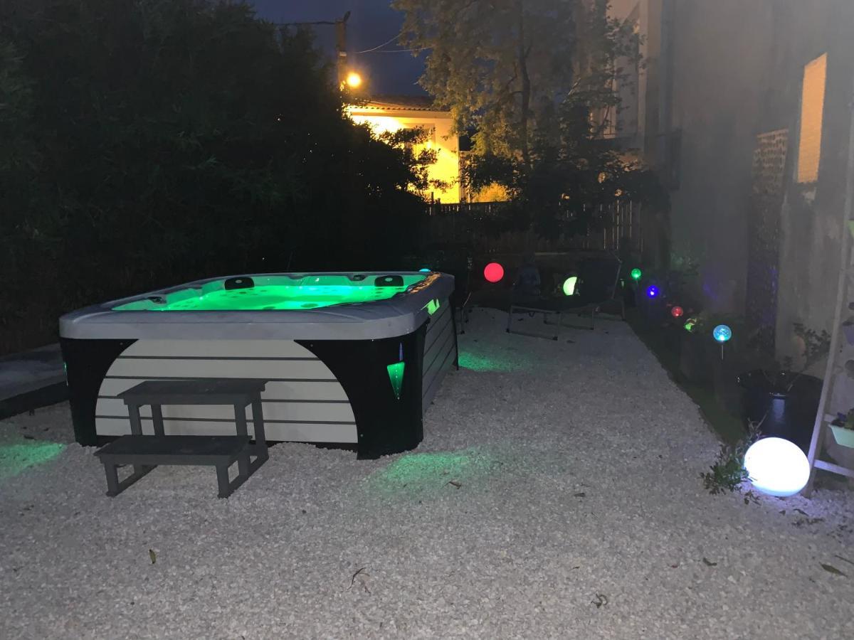 Les Dahlias 4 Personnes Jacuzzi Barbecue Jardin Arbore Climatise * Agde